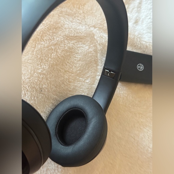 Beats Solo 3 Wireless Headphones - Picture 9 of 16